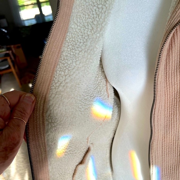 Pre Owned Great Condition Tan zipper front cozy winter coat. Size L. - Picture 8 of 10